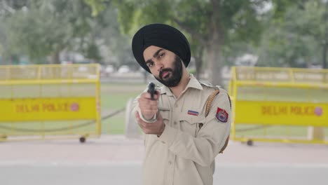Indischer-Sikh-Polizist,-Der-Mit-Der-Waffe-Zeigt