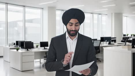 Glücklicher-Indischer-Sikh-Geschäftsmann,-Der-Seinen-Mitarbeitern-Gratuliert