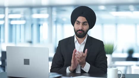 Sikh-Indian-businessman-appreciating-employees