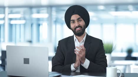 Glücklicher-Indischer-Sikh-Geschäftsmann,-Der-Klatscht-Und-Anerkennt