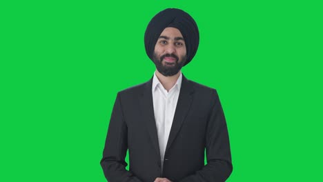 Glücklicher-Indischer-Sikh-Geschäftsmann,-Der-Auf-Grünem-Bildschirm-Lächelt