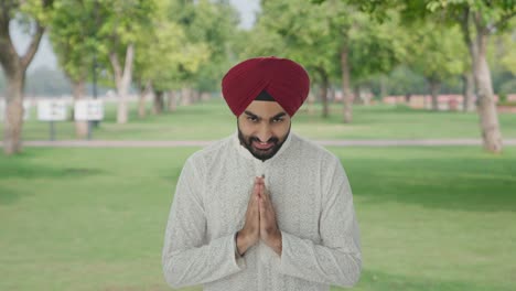 Glücklicher-Sikh-Indianer,-Der-Im-Park-Namaste-Macht