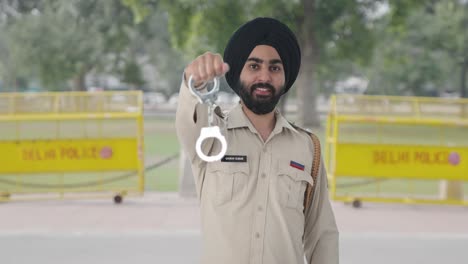 Glücklicher-Indischer-Sikh-Polizist-Posiert-Mit-Handschellen