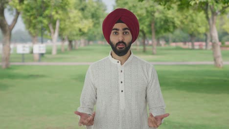 Verwirrter-Sikh-Indianer,-Der-Im-Park-Welche-Frage-Stellt
