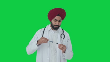 Indischer-Sikh-Arzt,-Der-Einen-Injektions-Greenscreen-Ausfüllt