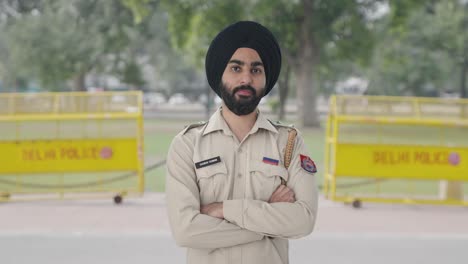 Selbstbewusster-Indischer-Sikh-Polizist-Steht