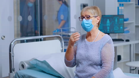 Retired-old-woman-wearing-a-mask-at-doctor
