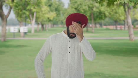 Hombre-Indio-Sikh-Enfermo-Que-Sufre-De-Dolor-De-Cabeza-En-El-Parque