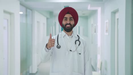Glücklicher-Indischer-Sikh-Arzt,-Der-Daumen-Nach-Oben-Zeigt