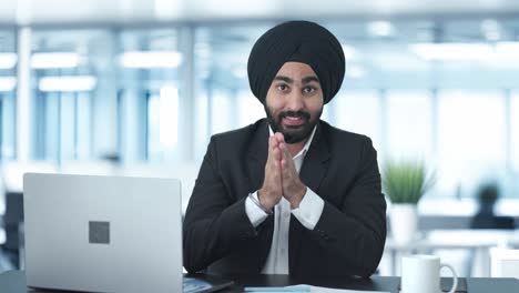 Glücklicher-Indischer-Sikh-Geschäftsmann,-Der-Mit-Jemandem-Spricht