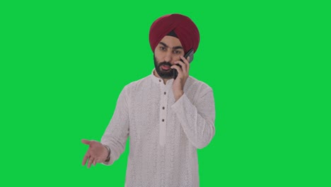 Hombre-Indio-Sikh-Enojado-Gritándole-A-Alguien-En-La-Pantalla-Verde-Del-Teléfono