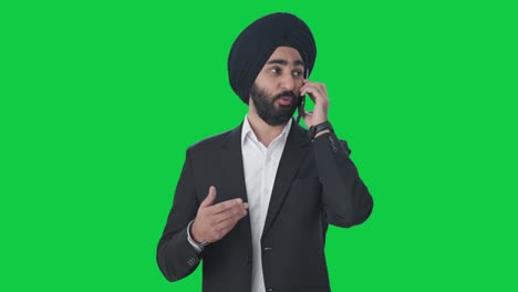 Enojado-Empresario-Indio-Sikh-Gritando-En-Llamada-Pantalla-Verde