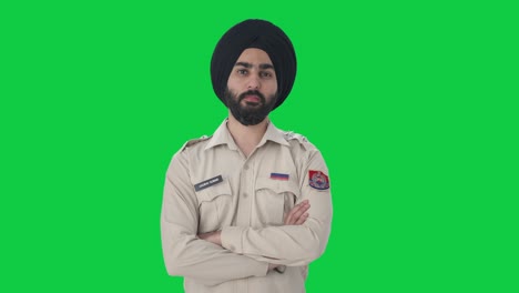 Sikh-indischer-Polizist,-Der-Jemanden-Auf-Grünem-Bildschirm-Anschaut
