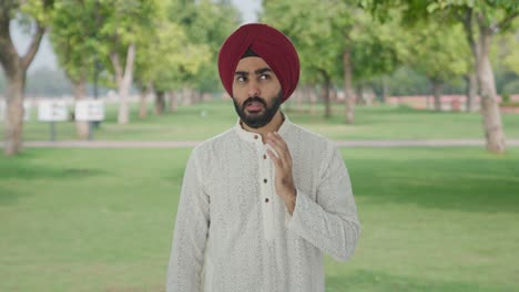 Kranker-Sikh-Indianer,-Der-Im-Park-Unter-Zahnschmerzen-Leidet