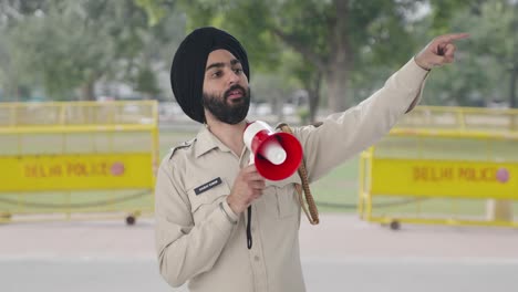 Indischer-Sikh-Polizist-Kontrolliert-Menschenmenge