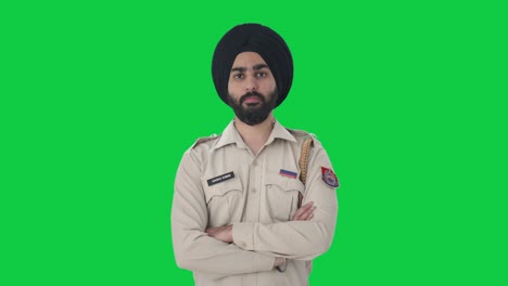 Selbstbewusster-Indischer-Sikh-Polizist,-Der-Mit-Gekreuzten-Händen-Auf-Grünem-Bildschirm-Steht