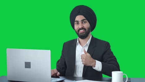 Fröhlicher-Indischer-Sikh-Geschäftsmann-Zeigt-Daumen-Nach-Oben-Auf-Grünem-Bildschirm