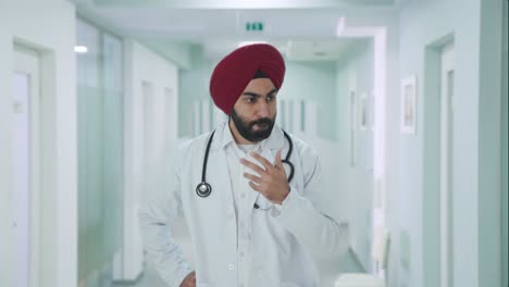 Gestresster-Und-Angespannter-Indischer-Sikh-Arzt