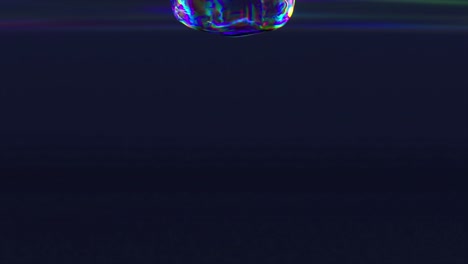 Abstraktes-Konzept,-Flüssiges-Gel-Diamantmaterial-Fließt-Auf-Eine-Glatte,-Glänzende-Oberfläche-In-Blauer-Neonfarbe