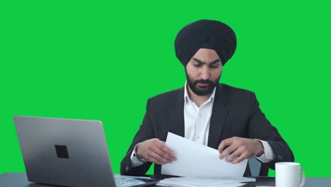 Fröhlicher-Indischer-Sikh-Geschäftsmann,-Der-Sich-Per-Videoanruf-Auf-Grünem-Bildschirm-Trifft