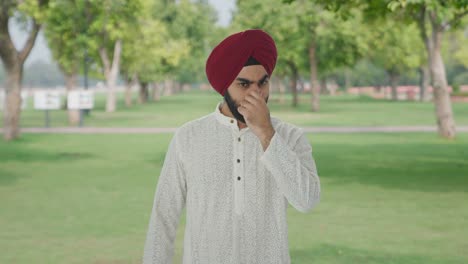 Angewiderter-Sikh-Indianer,-Frustriert-über-Schlechten-Geruch-Im-Park