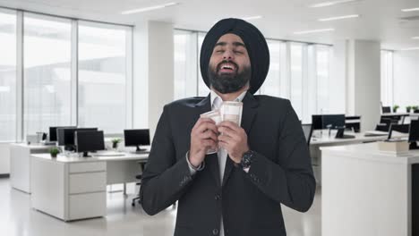 Glücklicher-Indischer-Sikh-Geschäftsmann,-Der-Geld-Zählt
