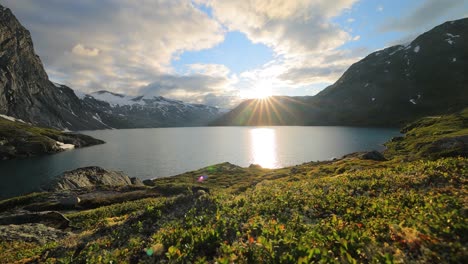 Sonnenuntergang-Vor-Der-Kulisse-Der-Norwegischen-Berge.-Schöne-Natur-Norwegen-Naturlandschaft.