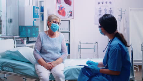 Krankenschwester-Im-Gespräch-Mit-Einem-Alten-älteren-Patienten