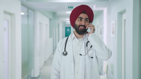 Glücklicher-Indischer-Sikh-Arzt,-Der-Auf-Abruf-Spricht