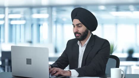 Glücklicher-Indischer-Sikh-Geschäftsmann,-Der-Am-Laptop-Arbeitet