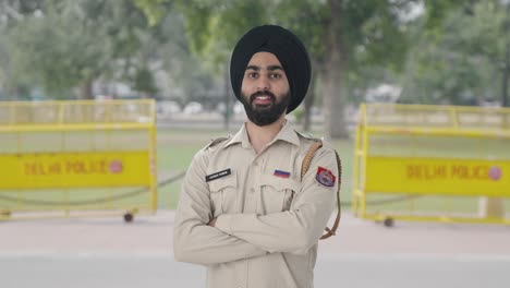 Porträt-Eines-Glücklichen-Indischen-Sikh-Polizisten,-Der-Mit-Gekreuzten-Händen-Steht