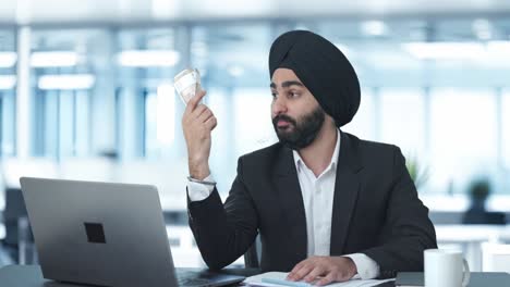 Egoistischer-Indischer-Sikh-Geschäftsmann,-Der-Geld-Als-Fächer-Verwendet