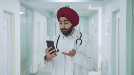 Médico-Indio-Sikh-Enojado-Hablando-Por-Videollamada