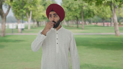 Kranker-Sikh-Indianer-Misst-Fieber-Mit-Thermometer-Im-Park