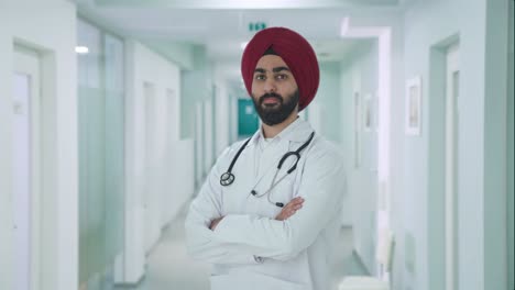 Porträt-Eines-Selbstbewussten-Indischen-Sikh-Arzts,-Der-Mit-Gekreuzten-Händen-Steht