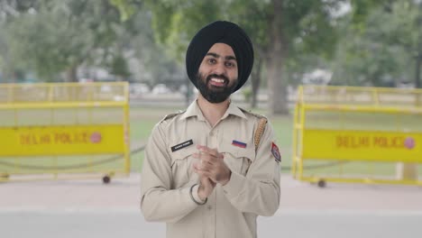 Glücklicher-Indischer-Sikh-Polizist,-Der-Klatscht-Und-Anerkennt