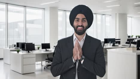 Glücklicher-Indischer-Sikh-Geschäftsmann,-Der-Namaste-Macht