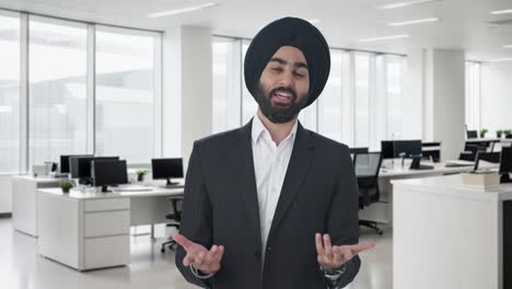 Glücklicher-Indischer-Sikh-Geschäftsmann,-Der-Mit-Jemandem-Spricht