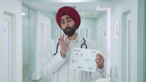 Glücklicher-Indischer-Sikh-Arzt,-Der-Dem-Patienten-Medizinische-Berichte-Erklärt