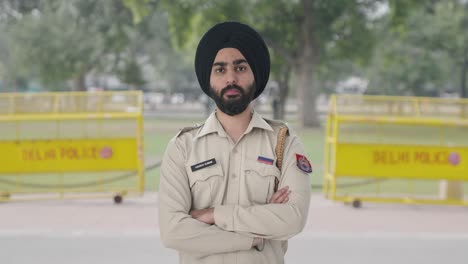 Selbstbewusster-Indischer-Sikh-Polizist,-Der-Mit-Gekreuzten-Händen-Steht
