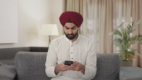 Wütender-Sikh-Indianer,-Der-Jemandem-Eine-Nachricht-Schickt