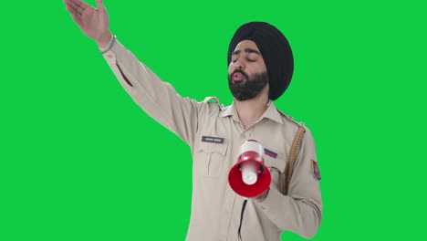 Wütender-Indischer-Sikh-Polizist,-Der-Die-Menschenmenge-Auf-Grünem-Bildschirm-Kontrolliert