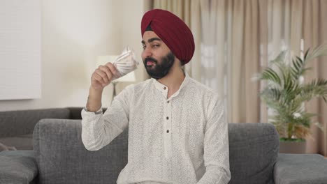 Egoistischer-Sikh-Indianer,-Der-Geld-Als-Fächer-Benutzt