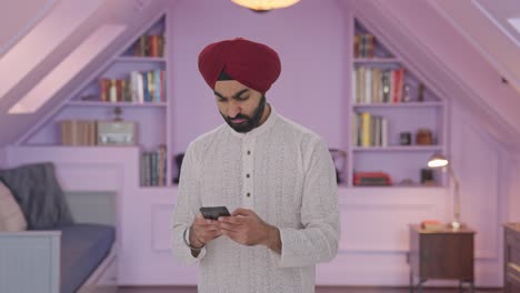 Wütender-Sikh-Indianer,-Der-Jemandem-Eine-SMS-Schreibt
