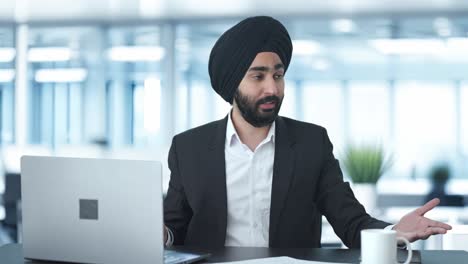 Feliz-Empresario-Indio-Sikh-Apreciando-A-Los-Empleados