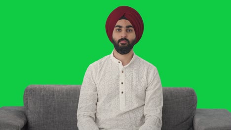 Enttäuschter-Sikh-Indianer-Zeigt-Daumen-Nach-Unten-Auf-Grünem-Bildschirm