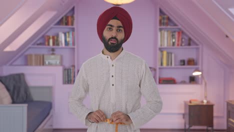 Trauriger-Sikh-Indianer,-Der-Die-Taille-Mit-Zollband-Misst