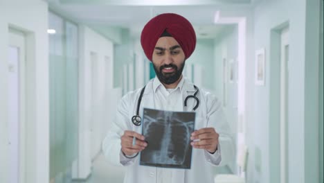 Feliz-Médico-Indio-Sikh-Revisando-El-Informe-De-Rayos-X