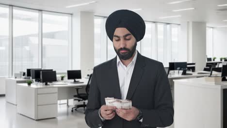 Trauriger-Indischer-Sikh-Geschäftsmann,-Der-Geld-Zählt