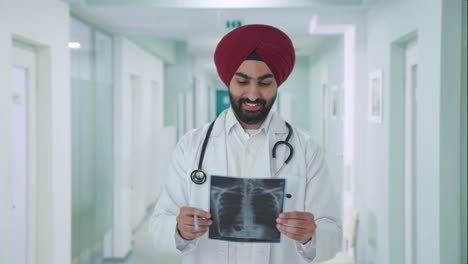Glücklicher-Indischer-Sikh-Arzt,-Der-Den-Röntgenscan-überprüft
